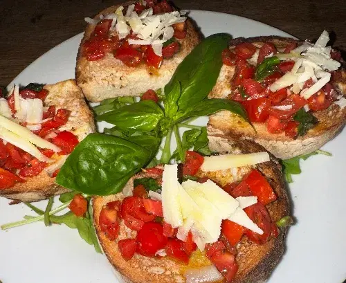 BRUSCHETTA CON POMODORO E BASILICO