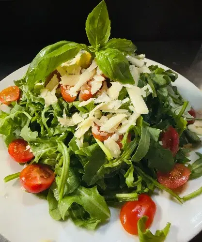 INSALATA DI RUCOLA CON POMODORINI E SCAGLIE DI PARMIGIANO